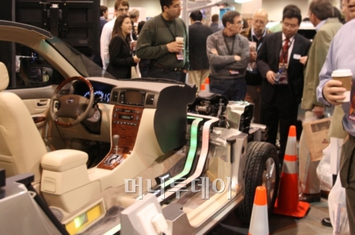 ↑버크셔 해서웨이 주주들이 워런 버핏 회장이 투자한 중국 비야디자동차(BYD)의 전기자동차를 살펴보고 있다.[오마하(미 네브래스카주)=김준형 특파원]