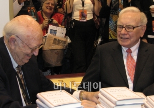 ↑ 빌 게이츠 시니어의 자서전 사인회를 찾은 워런 버핏(오른쪽)