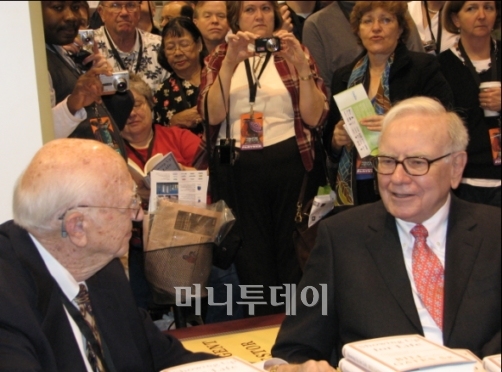 ↑ 빌 게이츠 시니어의 자서전 사인회를 찾은 워런 버핏(오른쪽)
