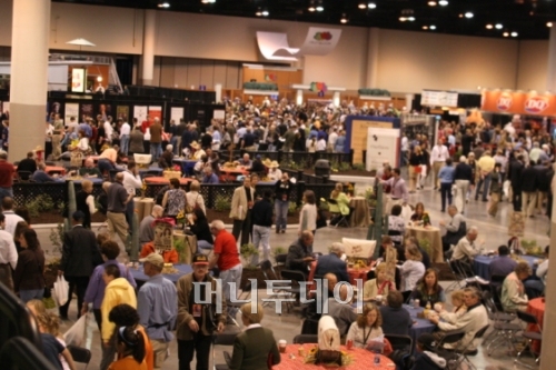 ↑미 네브래스카주 오마하에서 열린 버크셔 해서웨이 정기주총장에 마련된 계열사 전시장 부스들.[오마하=김준형 특파원]