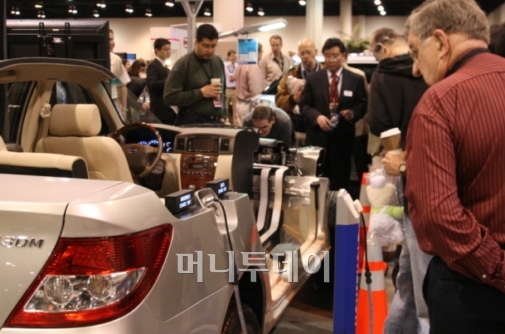 ↑버크셔 해서웨이 주총장에 등장한 중국 비야디(BYD)자동차의 전기차 F3DM을 관람객들이 관심있게 쳐다보고 있다.[오마하=김준형 특파원]