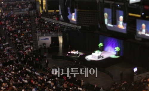 ↑워런 버핏 버크셔 해서웨이 회장이 주주들과 대화하고 있는 주총장 전경[오마하=김준형 특파원]