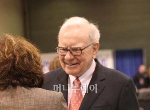 ↑주주들과 담소를 나누고 있는 워런 버핏 버크셔 해서웨이 회장[오마하=김준형 특파원]