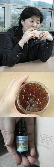 ↑이진민 자연인 대표가 
비누 시제품을 맛으로 
감별하고 있다.(맨위)
화학방부제 없는 
화장품 시제품을 
만드느라 곰팡이가 
피는 등 시행착오를 
거쳤다.(중간)
이 화장품은 최상급 
원료를 쓰고 마케팅비는 
줄였다.(맨아래)