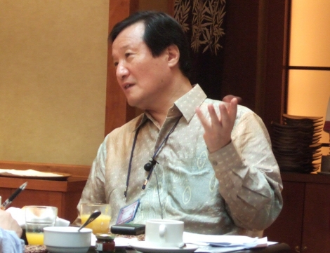 ▲윤증현 기획재정부 장관이 4일 인도네시아 발리 웨스틴호텔에서 기자들과 만나 현안에 대한 이야기를 나누고 있다.