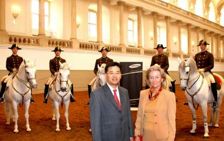 ↑연 35만명의 관람객이 다녀가는 공연장에서 엘리자베스 귀르틀러(Elisabeth Guertler) 비엔나 왕립승마학교 대표(사진우측)와 최방섭 삼성전자 오스트리아 법인장이 리피차너(Lipizzaner) 백마 앞에서 기념촬영을 하고 있다.