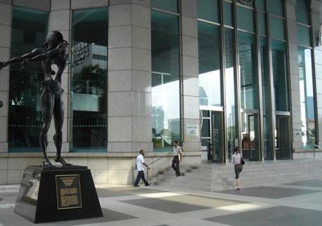 ↑ 싱가포르 도심에 위치한 UOB플라자 앞. UOB는 싱가포르 4대은행 중 하나다.