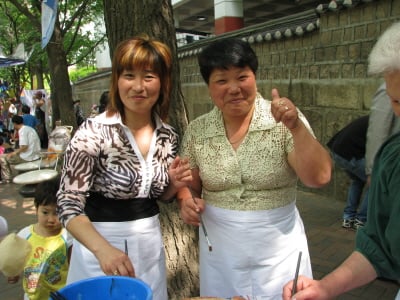 ↑ 지난 9일 서울 덕수궁 돌담길에서 열린 '공정무역의 날' 축제현장에서 고려인 마마들이 즐거운 한 때를 보내고 있다. 왼쪽이 황 비카 마마(33), 오른쪽이 강 나스챠 마마(50)