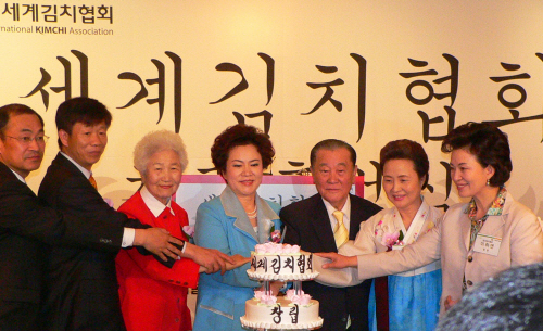 ▲김순자 한성식품 대표(왼쪽 4번째)와 참석자들이 15일 소공동 롯데호텔에서 세계김치협회 창립기념 케이크를 자르고 있다.