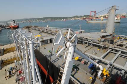 ↑로딩암을 통해 석유제품의 선적이 이뤄지고 있다.