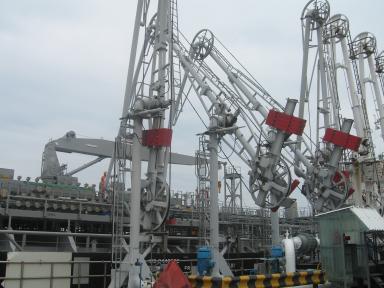 ↑로딩암을 통해 석유제품이 선적되고 있다.