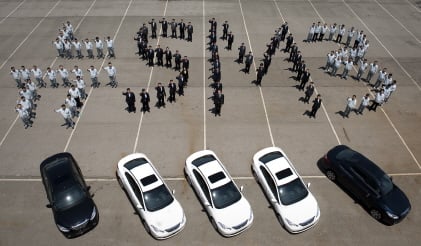 ↑18일 르노삼성자동차 부산 조립공장 앞에서 영업,제조,연구소 임직원들이 '뉴 SM3'양산을 기념해 '뉴 SM3' 이니셜을 만들었다.