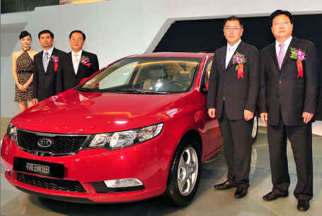 ↑ 지난달 상하이모터쇼에서 '중국형 포르테'와 함께 선 정의선 사장(오른쪽 두번째)