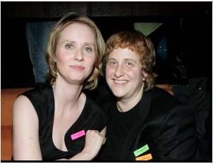 ↑ 신시아 닉슨(왼쪽)과 그의 약혼녀