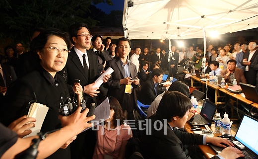 ↑노 전 대통령 장의위원회 공동위원장을 맡은 한명숙 전 국무총리가 브리핑을 하고 있다. ⓒ<임성균 기자 tjdrbs23@>