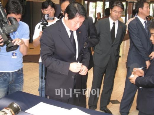 ↑ 서울 역사박물관에 마련된 분향소에서 26일 고 노무현 전 대통령의 조문을 마친 후 방명록 앞에선 최태원 SK 회장. ⓒ박종진 기자