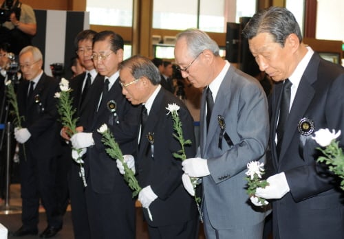 26일 조석래 전경련 회장을 비롯한 회장단 6명과 임원들은 서울역사박물관에 차려진 노무현 전 대통령 분향소에서 헌화를 하며 추모를 했다. 오른쪽부터 박영주 이건산업 회장, 이준용 대림 회장, 조석래 전경련 회장, 정준양 포스코 회장, 이동희 포스코 대표이사, 정병철 전경련 상근부회장.