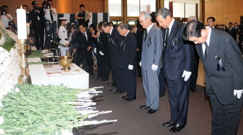 26일 조석래 전경련 회장, 이준용 대림 회장, 정준양 포스코 회장을 비롯한 회장단 6명과 임원들은 서울역사박물관에 차려진 노무현 전 대통령 분향소에서 헌화를 하며 추모했다.