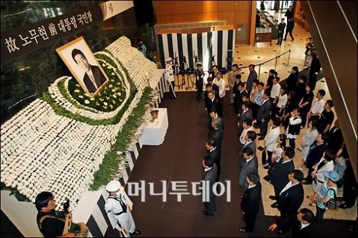 ↑ 26일 서울 역사박물관에 마련된 분향소에서 시민들이 조문을 하고 있다. ⓒ송희진 기자