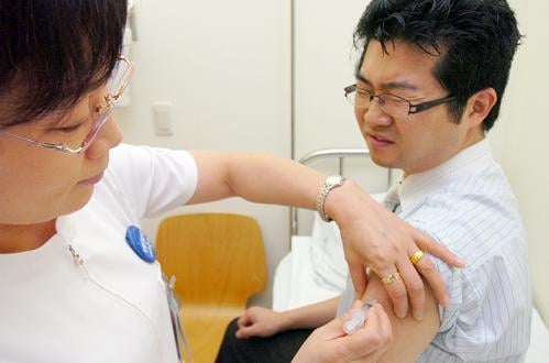 ↑현미경을 통해 본 A형간염 바이러스.