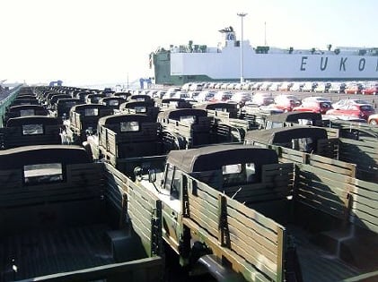 ↑수출 선적을 기다리고 있는 기아의 '군용트럭'