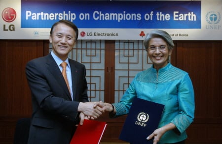 ↑LG전자와 유엔환경계획(UNEP)이 30일 오후 서울 삼성동 그랜드 인터컨티넨탈호텔에서 전략적 파트너십을 위한 계약을 체결했다. LG전자는 3년간 세계권위의 지구환경대상(Champions of the Earth)을 후원하게 된다. 왼쪽부터 김영기 LG전자 부사장, 안젤라 크로퍼 유엔환경계획 사무차장