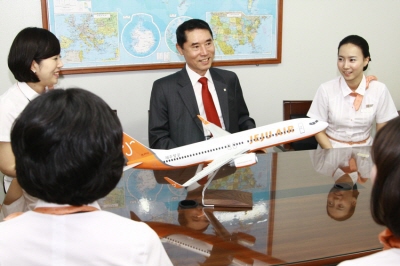 ↑제주항공 승무원들과 이야기를 나누고 있는 고영섭 사장