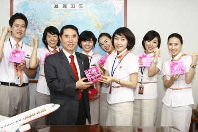 ↑제주항공 고영섭사장이 한달간 칭송메일을 받은 승무원들을 포상하고 있다.