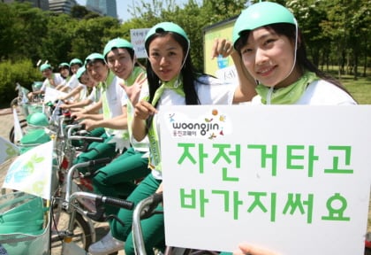 ↑1일 여의도 일대에서 진행된 웅진코웨이 '자전거 타고 바가지 써요' 캠페인에 참가한 대학생들이 기념촬영하고 있다.