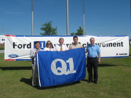 ↑ 황인용 만도 중앙연구소장 전무(왼쪽 첫번째), 게리 풀러 앨라바마주 오펠리카 시장(왼쪽 세번째), 곽태영 MCA 사장(오른쪽 두번째)