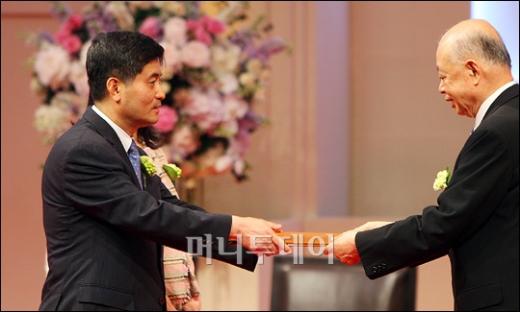 ↑공학상 수상하는 정덕균 서울대 교수.