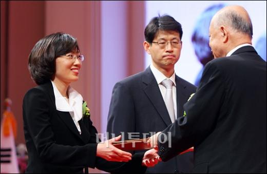 ↑의학상 수상하는 김빛내리 서울대 교수.