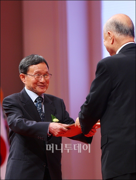↑예술상 수상하는 신경림 시인.