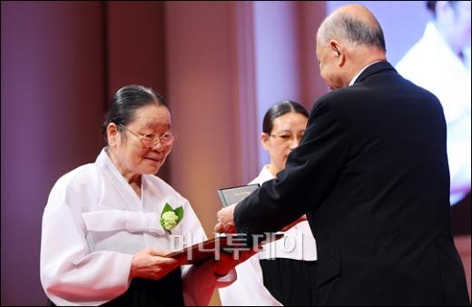 ↑사회봉사상 수상하는 박청수 원불교 교무.
