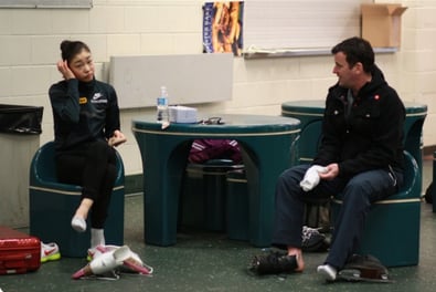 ↑ 브라이언 오서 코치와 대화 중 익살스러운 표정을 짓고 있는 김연아 ⓒ 김연아 미니홈피