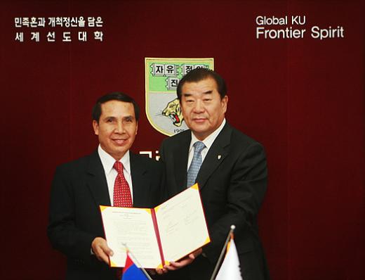 수콩셍 사이알러 라오스국립대 총장(왼쪽)과 이기수 고려대 총장