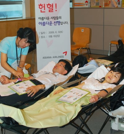 ↑3일 아시아나항공 임직원들이 강서구 오쇠동 아시아나타운에서 '사랑의 헌혈' 행사를 하고 있다.