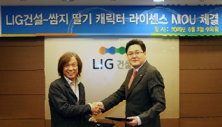 ↑㈜쌈지 천호균 대표(왼쪽)와 LIG건설 구본엽 부사장
(오른쪽)이 양해각서 체결후 악수하고 있다.ⓒLIG건설