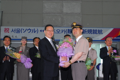 ↑4일 인천국제공항에서 아시아나항공 인천-시즈오카 노선의 신규취항을 기념해 윤영두 아시아나항공 사장(앞열 왼쪽)이 아시아나항공 운항 및 캐빈승무원들과 기념촬영을 하고 있다.