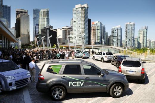 ↑ 로드투어 참가차량들이 완주를 마치고 3일 캐나다 밴쿠버 목적지로 도착하고 있다.