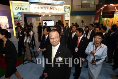 ↑ 최시중 방송통신위원장을 비롯한 귀빈들이 4일 대전 컨벤션센터에서 개최된 '제7회 KCTA 디지털케이블TV TY'에서 전시관에 마련된 MTN(머니투데이방송) 부스를 둘러보고 있다. ⓒ임성균 기자 tjdrbs23@