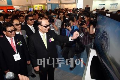 ↑ 최시중 방송통신위원장이 입체영상 구현이 가능한 한국전자통신연구원의 3차원 TV를 체험하고 있다. 임성균 기자 tjdrbs23@