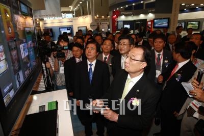 ↑ 100여개 업체가 170개의 부스에서 새로운 디지털 방송기술과 다양한 방송콘텐츠를 시연해보이고 있다. 사진은 최시중 위원장이 방송콘텐츠를 직접 체험하고 있는 모습. 임성균 기자 tjdrbs23@