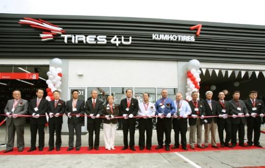 ↑ 황동진 금호타이어 영업총괄 부사장(한 가운데)과 게일 딕슨 브에나파크 상공회의소장 및 전현직 관계자들이 기념촬영하는 모습.