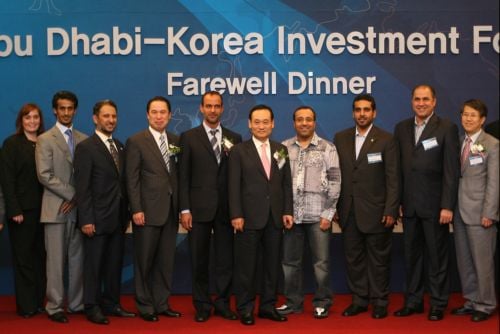 우리금융  이팔성 회장(왼쪽 여섯번째)과  우리투자증권 황성호 사장(왼쪽에서 네번째) 이 투자사절단과
기념촬영을 하고 있다.  왼쪽 다섯번째 : 나세르 알 수와이디 장관, 일곱번째 : 살라흐 알 샴지 회장, 여덟번째 : 모하메드 알 하멜리 사무총장