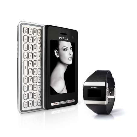 ↑국내 최고가인 179만3000원에 다음주초 시판될 예정인 LG전자의 '프라다폰2'와 손목시계형 액세서리인 '프라다 링크'.