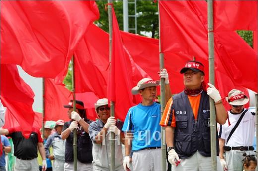 ↑ 쌍용차 노조가 지난달 22일 옥쇄파업을 시작하고 선봉대를 꾸려 공장 거점을 지키고 있다. ⓒ이명근 기자