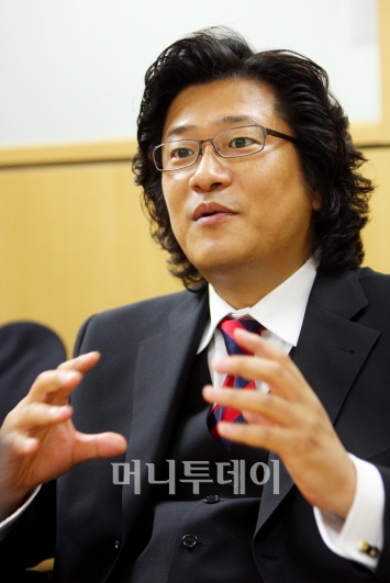 ↑드라마 '베토벤 바이러스'이후 더욱 주목받고있는 서희태 밀레니엄 심포니 음악감독. 185센티의 훤칠한 키와 매력적인 저음, 그리고 사람을 끌어당기는 달변은 인기 지휘자의 필요충분 조건 같다. 서희태의 두가지 꿈, 클래식 전도사가 되는 것과 음악으로 세상에 봉사하는 것. 이둘은 서로 다른 것 같지만 결국에는 하나로 만나는 길이다. ⓒ이명근 기자