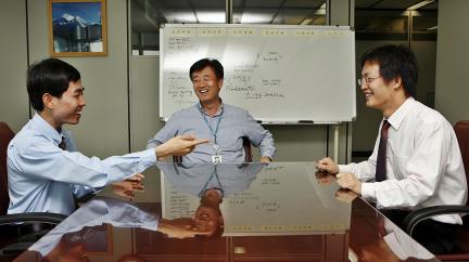 ↑GS칼텍스가 지원한 장학금으로 연세대 공과대학 석사과정을 마치고 귀국을 앞두고 있는 테 두옹 바타나씨(왼쪽)씨와 중국 허 준웨이씨(오른쪽)가 이재영 GS칼텍스 전무(중앙)를 찾아 감사의 뜻을 전하고 있다.