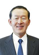 ↑허창수 GS그룹 회장이 9일 GS EPS 연료전지 발전소 현장을 둘러보며, 김선익 GS EPS 전무로부터 현장 설명을 듣고 있다. 왼쪽부터 김선익 전무, 허창수 회장, 이완경 GS EPS 사장.